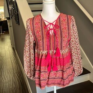 Peasant style blouse with long sleeves elastic at the wrist. M. Red Multi color